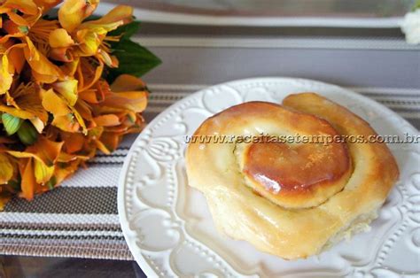 Saindo do forno um pãozinho doce quentinho recheio de creme