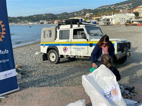 Varazze Conclusa La Due Giorni Di Pulizia Delle Spiagge Brib Ha