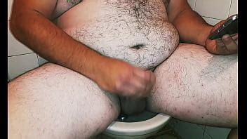 Gordo Macho Oso Mira Porno En El Celular Y Se Masturba XVIDEOS