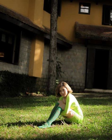 Hot girl Trâm Anh khoe ảnh bikini nóng bỏng trong nhà vệ sinh để lộ chi tiết gợi nhớ lùm xùm