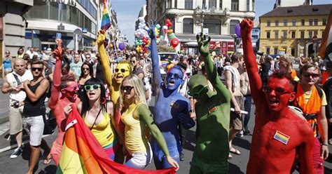 G1 Parada gay reúne milhares de pessoas na República Tcheca notícias em Mundo