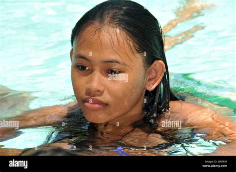 Woman Bikini Asian Pool Philippines Banque De Photographies Et Dimages