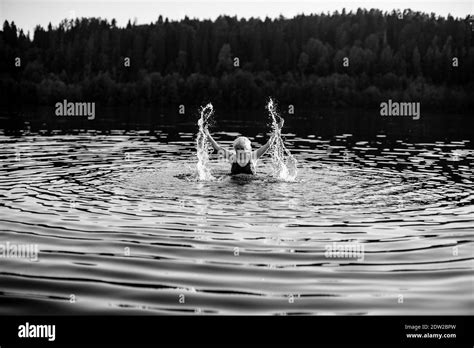 Reife Frau In Bikini Schwarzwei Stockfotos Und Bilder Alamy