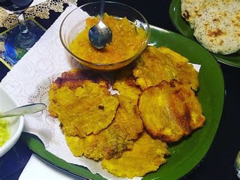 Mojarra Frita Con Patacones La Comida Colombiana Favorita De Shakira