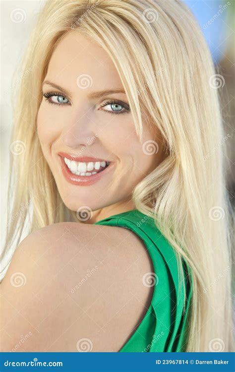 Gelukkige Glimlachende Mooie Jonge Blonde Vrouw Stock Foto Image Of Geluk Vrolijk