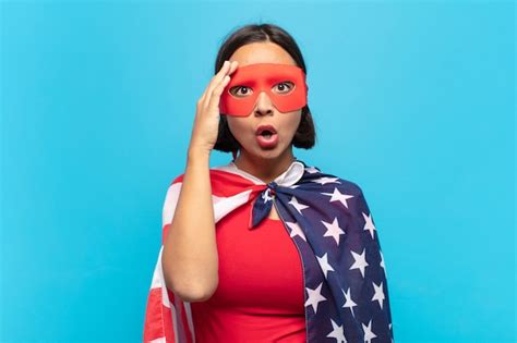 Joven Latina Feliz Asombrada Y Sorprendida Sonriendo Y D Ndose Cuenta De Buenas E Incre Bles