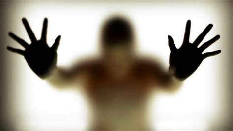 Отпечатки рук на холсте парня и девушки на черном фоне