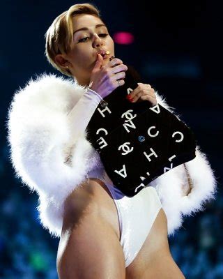 Miley Cyrus Camel Toe Porn Pictures Xxx Photos Sex Images Pictoa