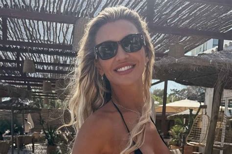 Realityster Toont Perfect Lichaam In Minuscule Bikini Tijdens Een Dag