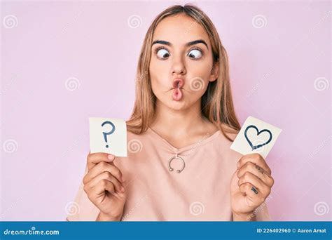 Jeune Belle Femme Blonde Tenant Le Coeur Et Point D Interrogation Rappel Faire Le Visage De