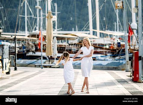 Bonne M Re De Mill Nial D Ge Moyen Et Fille Blonde Adolescente En