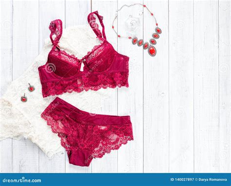 La Lingerie Rouge Sexuelle De La Femme D Isolement Sur Le Fond Blanc Image Stock Image Du