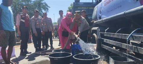 Polres Sumbawa Barat Salurkan Bantuan Sosial Dan Air Bersih Barbareto