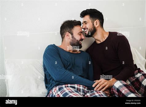 Junge Gay Paar Mit Zart Moment Im Bett Zu Hause Fokus Auf Gesichter Stockfotografie Alamy