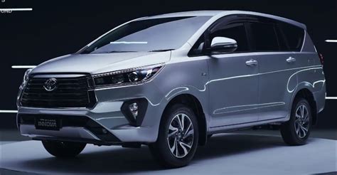 Toyota Innova Crysta Mpv Facelift Detailed On Video