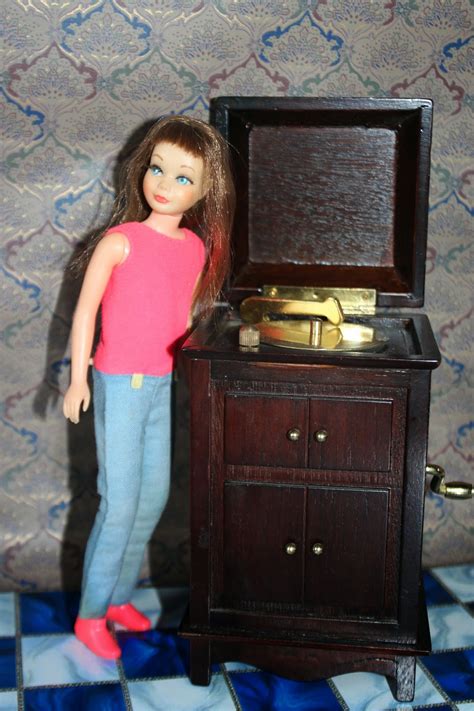 PLANET OF THE DOLLS Doll A Day Skipper Saturday Brunette Twist And Turn Skipper And The