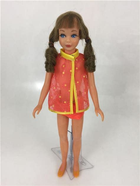 Lot BRUNETTE SKIPPER TWIST N TURN WEARS ORIGINAL SWIMSUIT WITH COVER UP AND SHOES