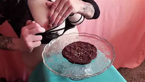 Rikki Ocean Adds Her Own Homemade Cream To Her Cupcake And Eats It Shemale Porn XHamster