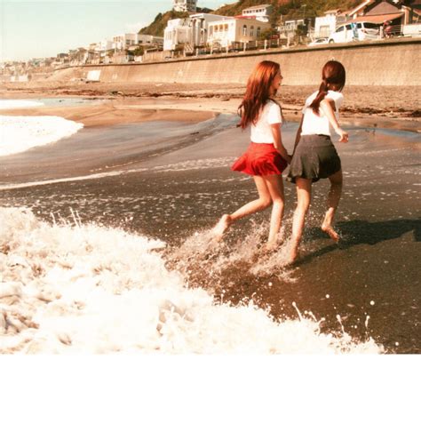 Bộ sách ảnh cách đây 14 năm của SNSD bỗng nhiên hot lại concept y hệt MV mới NewJeans Hóa ra