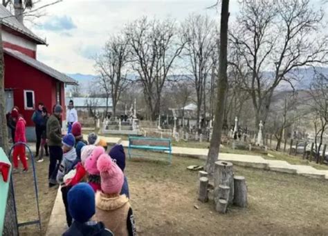 Elevii Unei Coli Din Vaslui Fac Coal N Sala De Pomeni Din Cimitir