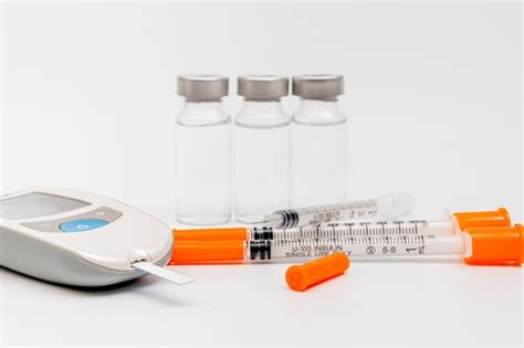 Glucometer en insulinespuit prikapparaat tester strip op witte ...