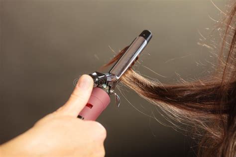 Pelo Que Se Encrespa Del Estilista Para La Mujer Joven Imagen De