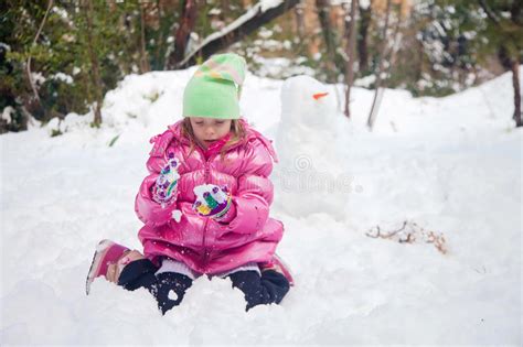 Petite Fille Blonde Jouant Dans La Neige Photo Stock Image Du Regard Chapeau 50552014