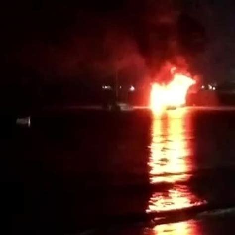 V Deo Catamar Pega Fogo Na Praia De Ponta Verde Em Macei Alagoas G