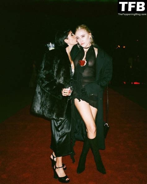 Maika Monroe Flashes Her Nude Tits Photos Thefappening