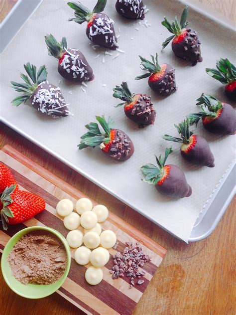 4-Ingredient Dark Chocolate Dipped Strawberries (Low FODMAP, GF, Vegan