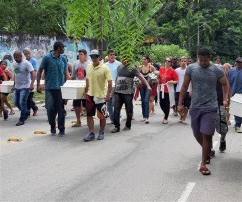 Notícias Crianças Mortas Em Incêndio São Enterradas Na Mesma Cova Em