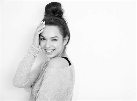 Portrait de modèle de jeune fille belle jeune femme brune avec du maquillage nude dans des