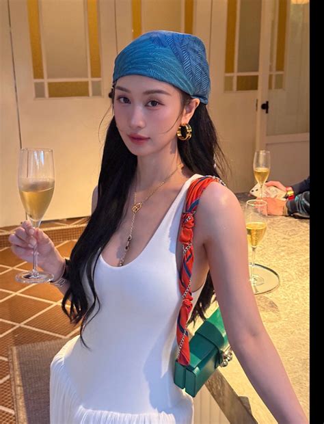 Hot girl trà sữa được báo Thái tung hô là minh tinh quyến rũ nhất Việt Nam nghiện mặc táo bạo