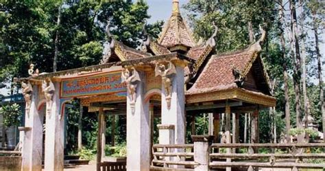 Phạm Hoài Nhân Nude trong chùa