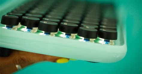 Lofree keyboard review: A Bluetooth keyboard with 'Mad Men' charm - CNET