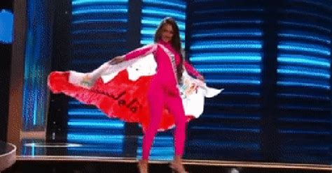 Thí sinh mặc kín như bưng ở phần thi bikini tại Bán kết Miss