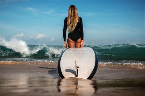Mujer Joven Hermosa En Bikini Con El Tablero De Resaca En La Playa De La Isla Tropical Foto De