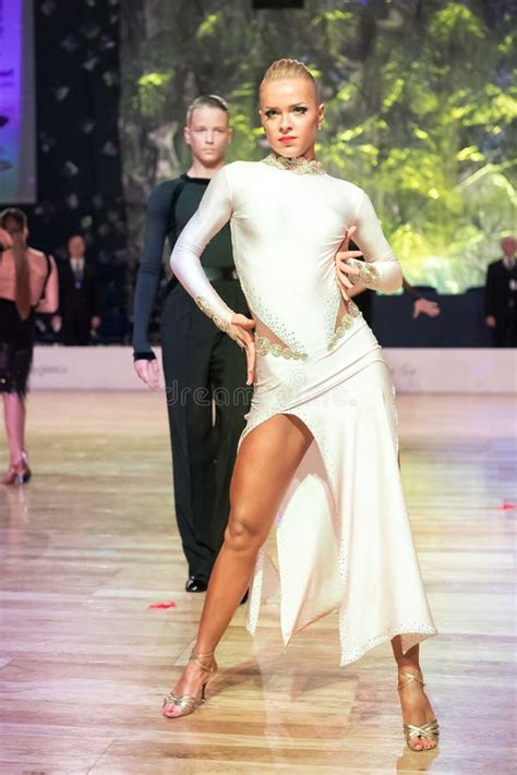 Bailarines Que Bailan La Danza Latina Imagen Editorial Imagen De Samba Mujer 109336645