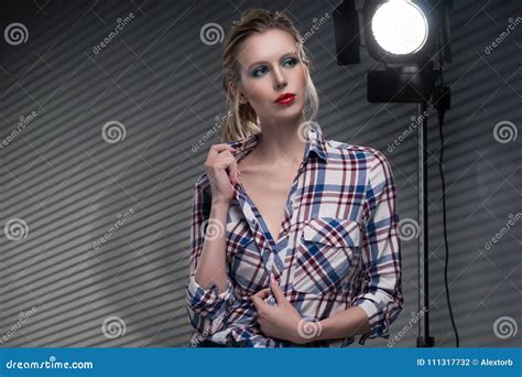 Belle Grande Fille Blonde Mince De Sein Sans Soutien Gorge Portant U Photo Stock Image Du