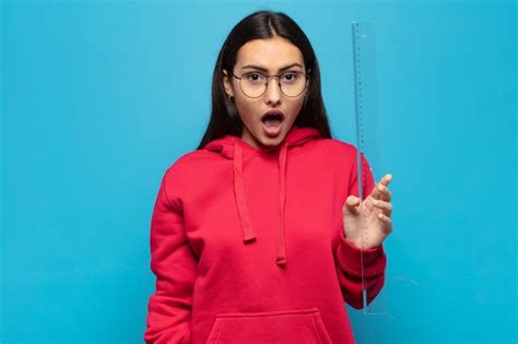 Mujer Latina Joven Que Parece Muy Conmocionada O Sorprendida Mirando Con La Boca Abierta