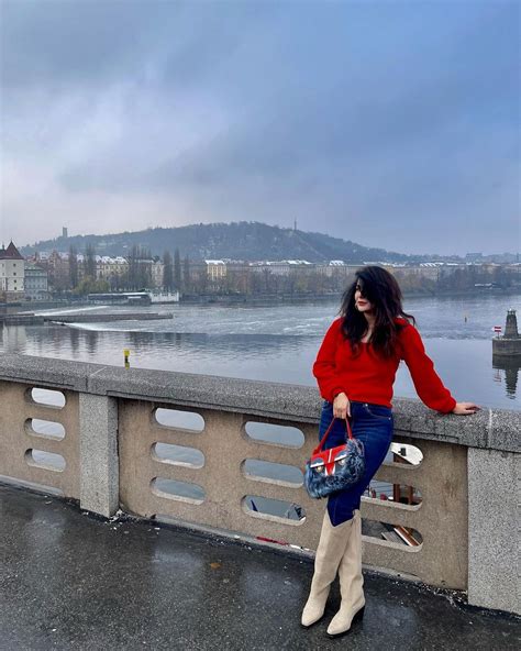 Areeba Habib shares alluring pictures from Prague