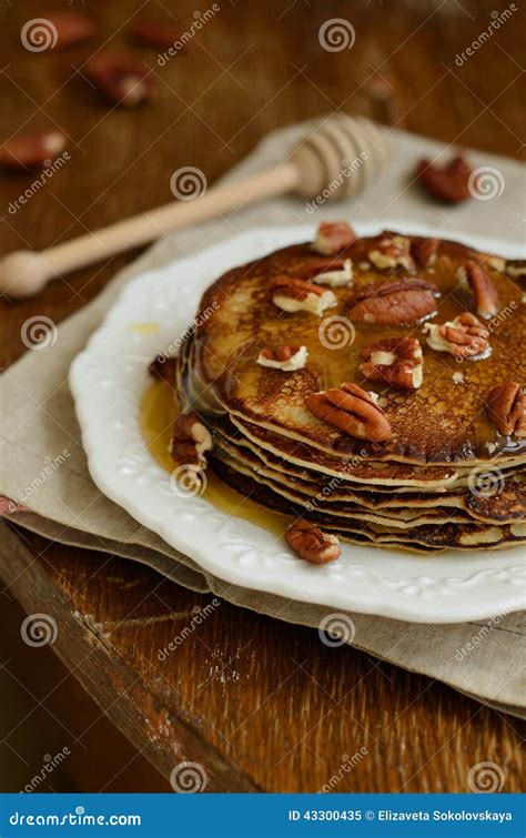 Crepes Finas Hechas En Casa Con Las Nueces De La Miel Y De Pacana En El