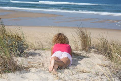 Mujer Atractiva Hermosa Que Miente En La Playa Y Que Mira Al Horizonte