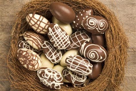 Huevos De Chocolate Para Pascua Con Sal Y Azucar