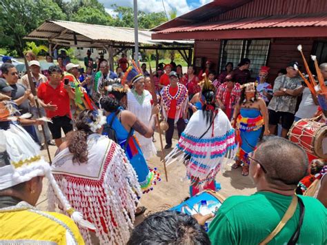 Kondre Begi En Spirituele Loop Inheems Dorp Powakka Van Native Power