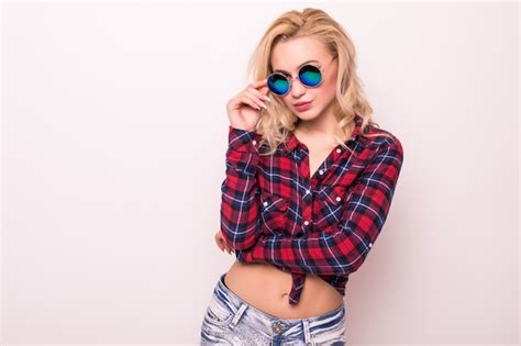 Belle Fille Blonde En Jeans T Shirt Rouge Avec Manucure Professionnelle Photo Gratuite
