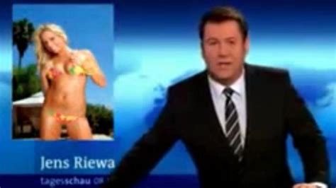 Se Cuelan Fotos De Mujeres En Bikini En El Informativo