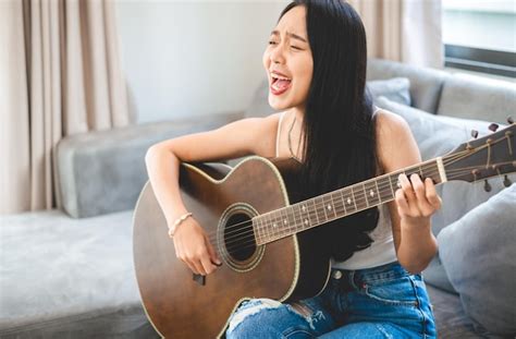 Mujer Asi Tica Tocando M Sica Con La Guitarra En Casa Estilo De Vida