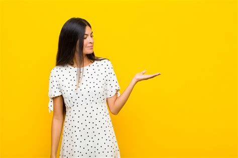 Jovens Bonitas Mulher Latina Sentindo Se Feliz E Sorrindo Casualmente Olhando Para Um Objeto