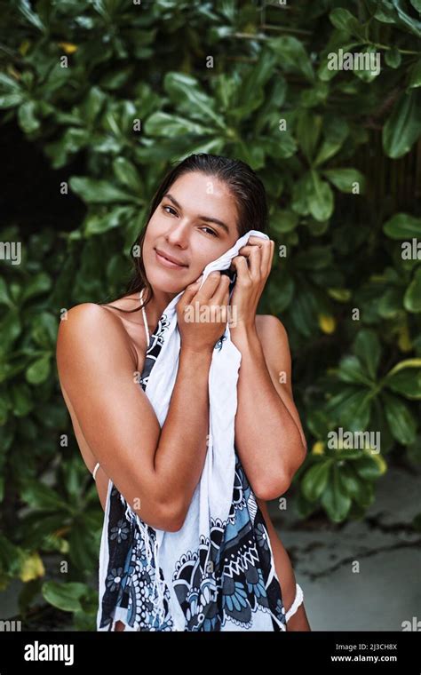 Frauen im bikini im wald Fotos und Bildmaterial in hoher Auflösung Alamy